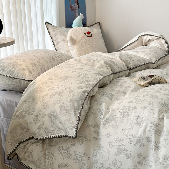 91家纺网 家纺一手货源 找家纺 2023新款全棉印花贝壳三角针四件套 素描小卡通灰