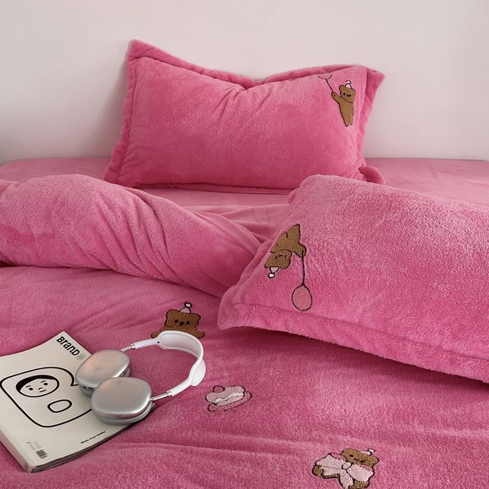 91家纺网 家纺一手货源 找家纺 萝莉家纺 2023新款冬季加厚软绵绵的泰迪绒美丽绒毛巾绣牛奶绒四件套 汽球熊玫红