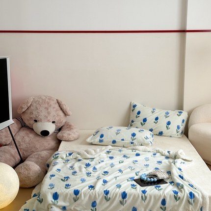 91家纺网 家纺一手货源 找家纺 桃喜 2024秋冬新品羊羔绒毛毯 蓝色郁金香