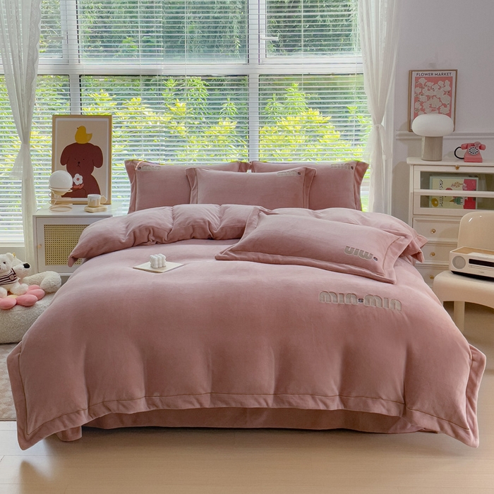 91家纺网 家纺一手货源 找家纺 梦可莱2023新款迷妮绣花牛奶绒四件套 皮粉