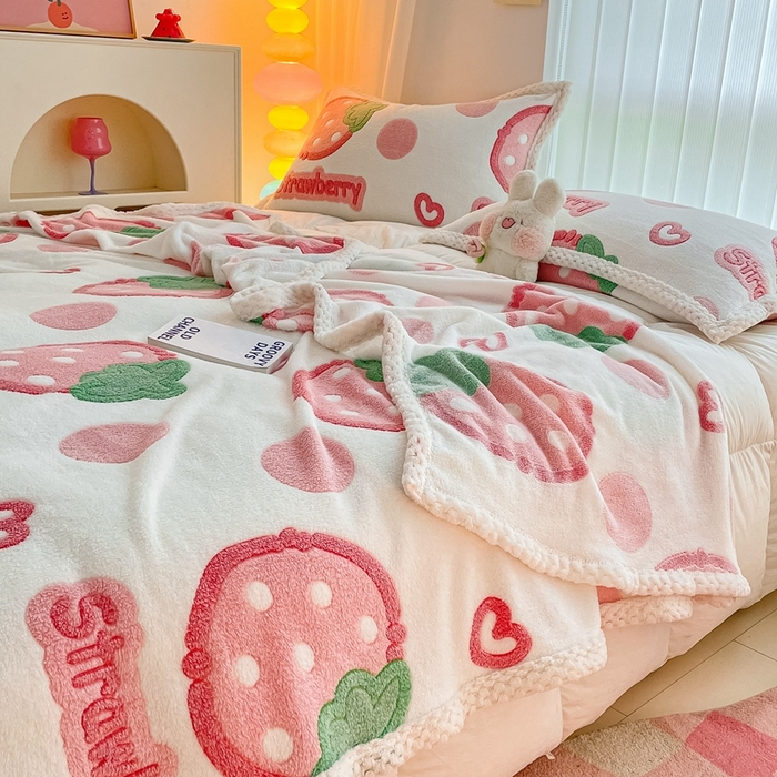 91家纺网 家纺一手货源 找家纺 川悦生活 2023新款高克重宽边菠萝格双面包边雪花绒毛毯 毛毯啵啵草莓