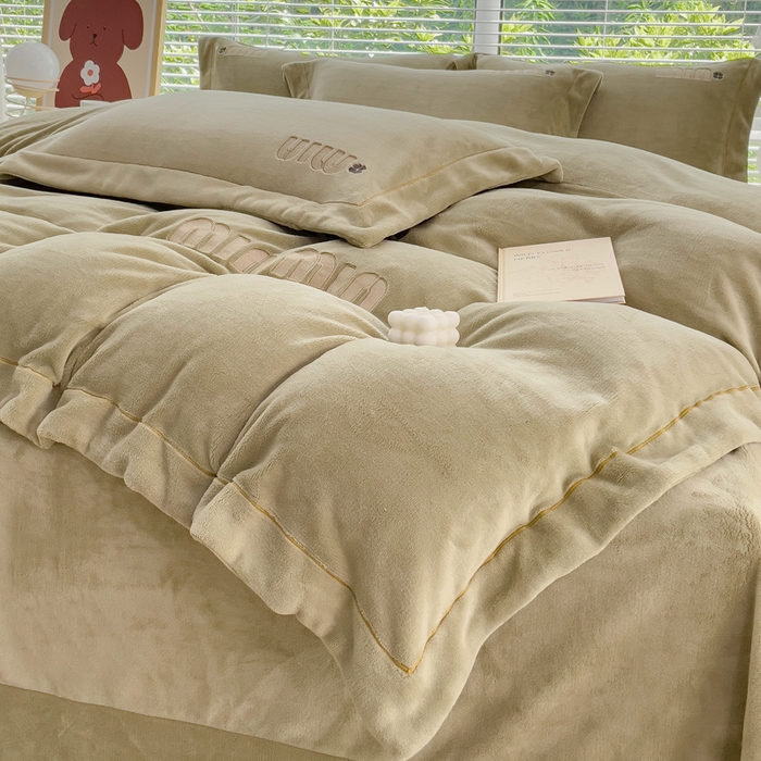 91家纺网 家纺一手货源 找家纺 梦可莱2023新款迷妮绣花牛奶绒四件套 豆绿