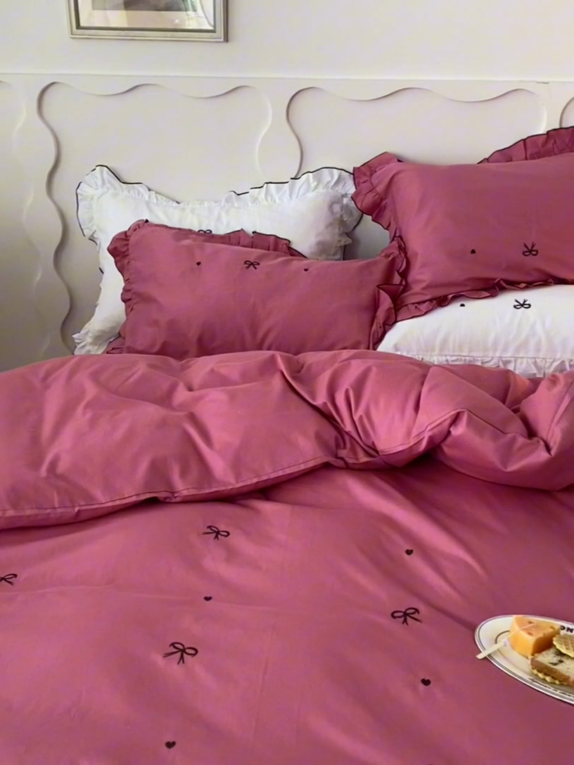 91家纺网 家纺一手货源 找家纺 梦可莱家居 2023新款韩版花边刺绣洛丽塔四件套 洛丽塔-玫红色