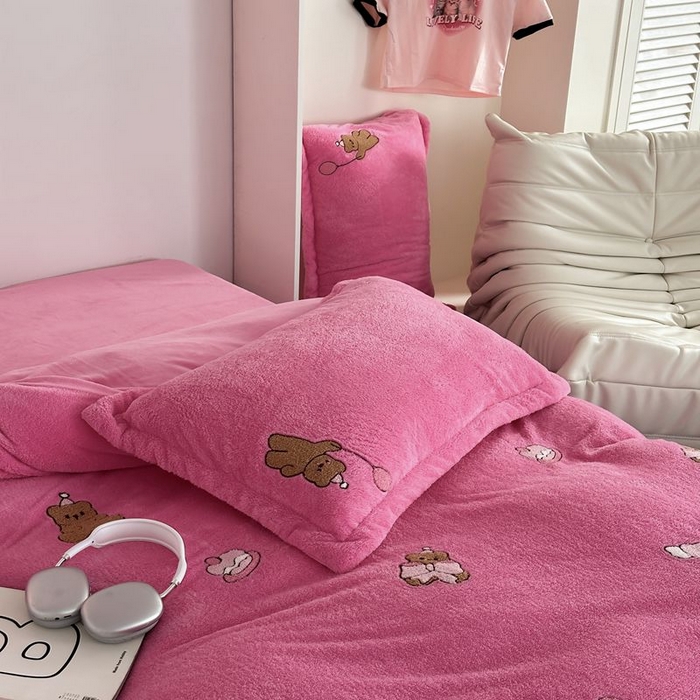 91家纺网 家纺一手货源 找家纺 萝莉家纺 2023新款冬季加厚软绵绵的泰迪绒美丽绒毛巾绣牛奶绒四件套 汽球熊玫红