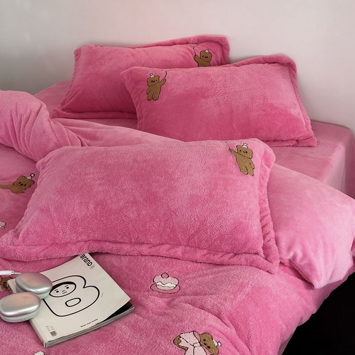 91家纺网 家纺一手货源 找家纺 萝莉家纺 2023新款冬季加厚软绵绵的泰迪绒美丽绒毛巾绣牛奶绒四件套 汽球熊玫红