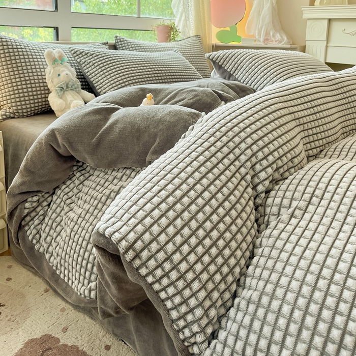 91家纺网 家纺一手货源 找家纺 慕澄家纺 2024简约款剪花牛奶绒四件套 简约-灰