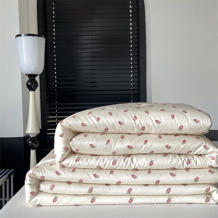 91家纺网 家纺一手货源 找家纺 汇庭 2023新款雅棉春秋被-棚拍 草莓多多