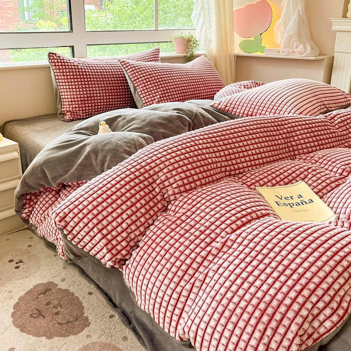 91家纺网 家纺一手货源 找家纺 慕澄家纺 2024简约款剪花牛奶绒四件套 简约-红