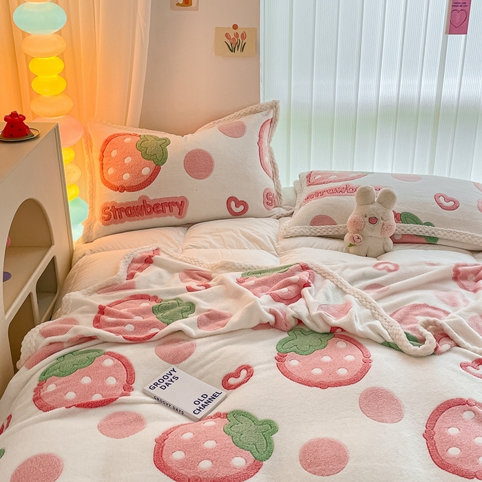 91家纺网 家纺一手货源 找家纺 川悦生活 2023新款高克重宽边菠萝格双面包边雪花绒毛毯 毛毯啵啵草莓