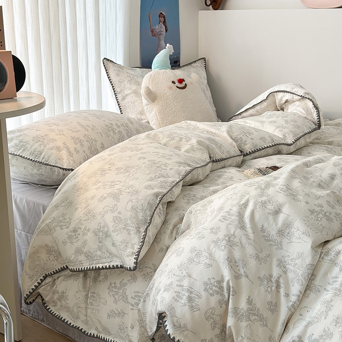 91家纺网 家纺一手货源 找家纺 2023新款全棉印花贝壳三角针四件套 素描小卡通灰