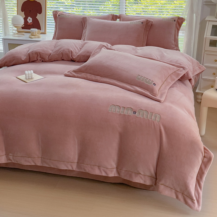 91家纺网 家纺一手货源 找家纺 梦可莱2023新款迷妮绣花牛奶绒四件套 皮粉