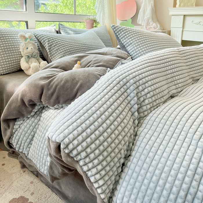 91家纺网 家纺一手货源 找家纺 慕澄家纺 2024简约款剪花牛奶绒四件套 简约-蓝