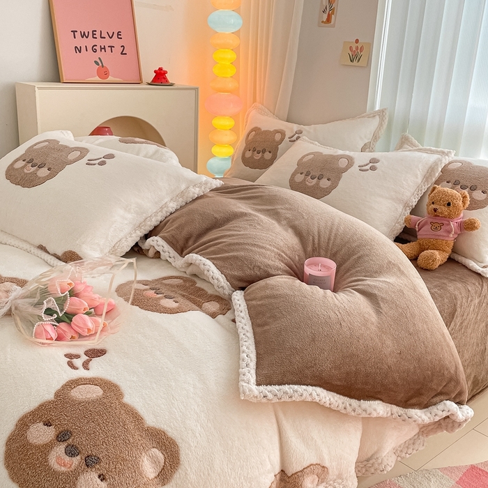 91家纺网 家纺一手货源 找家纺 川悦生活 2023新款立体雪花绒宽边四件套 宽边可爱熊仔