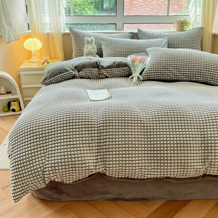 91家纺网 家纺一手货源 找家纺 慕澄家纺 2024简约款剪花牛奶绒四件套 简约-灰