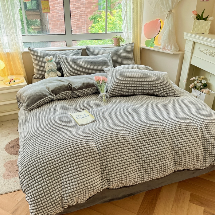 91家纺网 家纺一手货源 找家纺 慕澄家纺 2024简约款剪花牛奶绒四件套 简约-灰