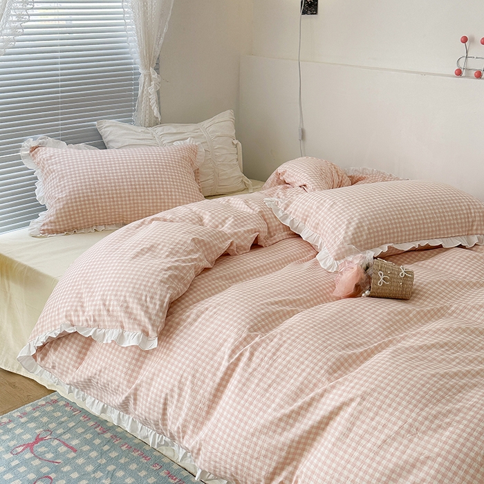 91家纺网 家纺一手货源 找家纺 昔可家纺 2023新款全棉花边款小格子四件套 粉粉格