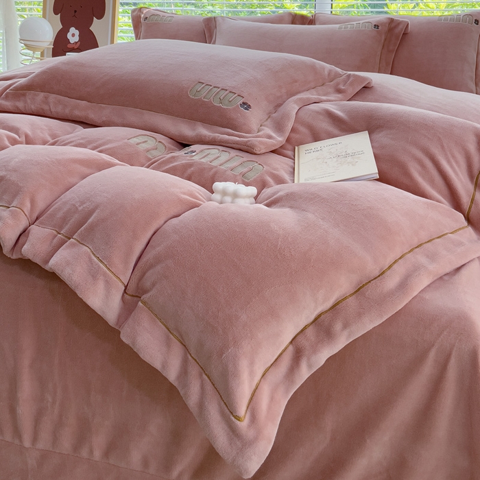 91家纺网 家纺一手货源 找家纺 梦可莱2023新款迷妮绣花牛奶绒四件套 皮粉