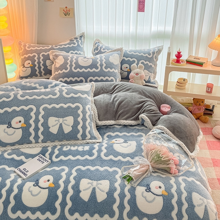 91家纺网 家纺一手货源 找家纺 川悦生活 2023新款立体雪花绒宽边四件套 宽边快乐鸭鸭