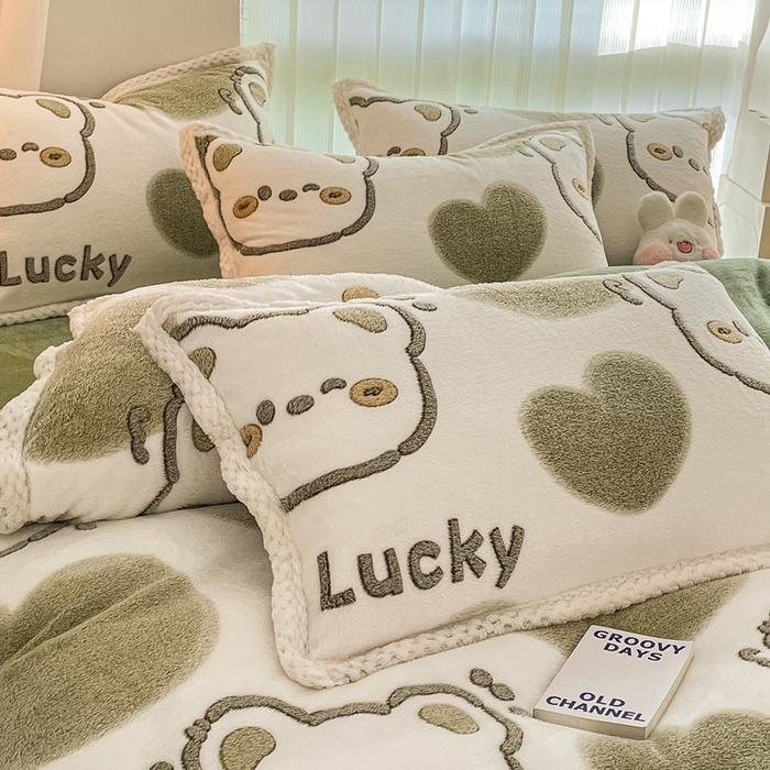 91家纺网 家纺一手货源 找家纺 川悦生活 2023新款立体雪花绒宽边四件套 宽边好运熊熊