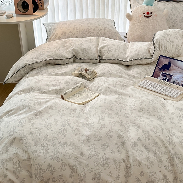 91家纺网 家纺一手货源 找家纺 2023新款全棉印花贝壳三角针四件套 素描小卡通灰