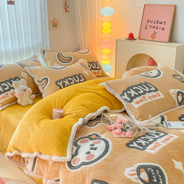 91家纺网 家纺一手货源 找家纺 川悦生活 2023新款立体雪花绒宽边四件套 宽边好味熊