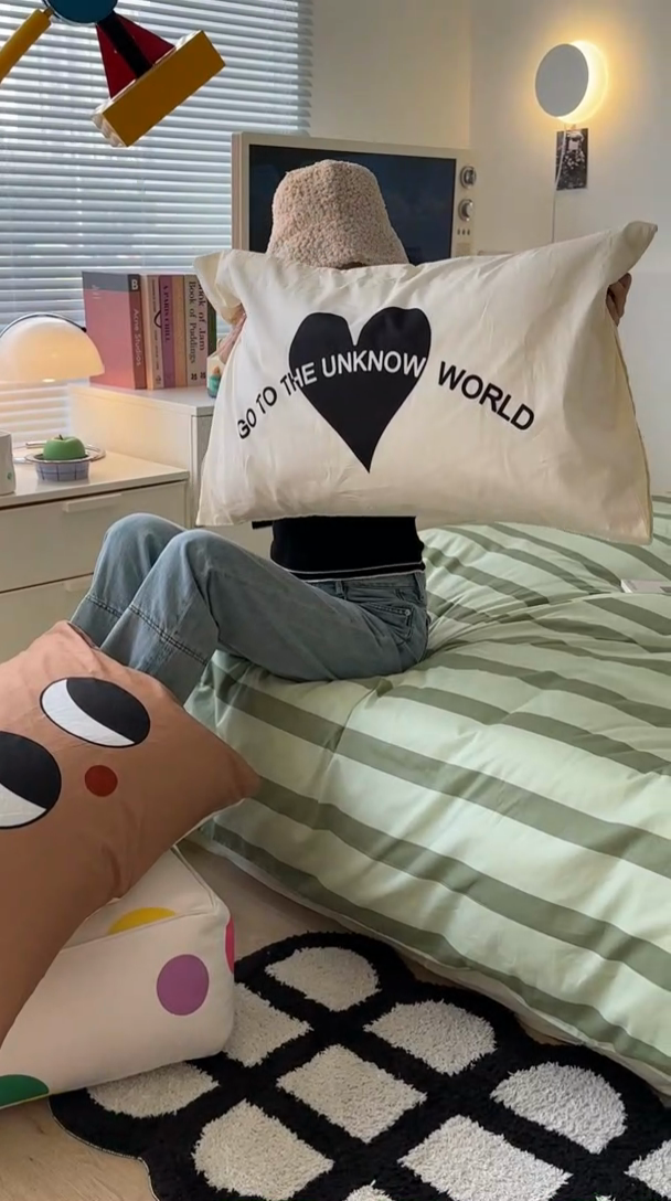 91家纺网 家纺一手货源 找家纺 昔可家纺 2023新款全棉大版数码枕套四件套 绿条字母