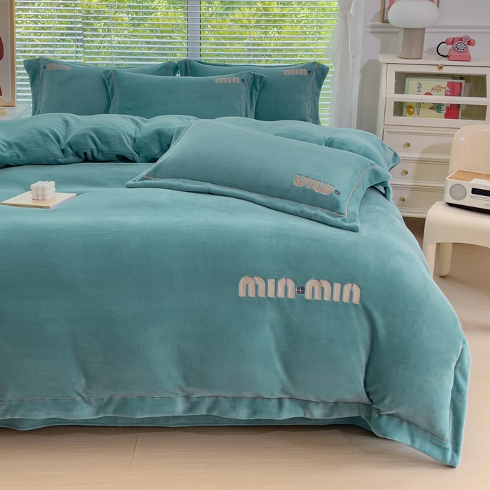 91家纺网 家纺一手货源 找家纺 梦可莱2023新款迷妮绣花牛奶绒四件套 石绿