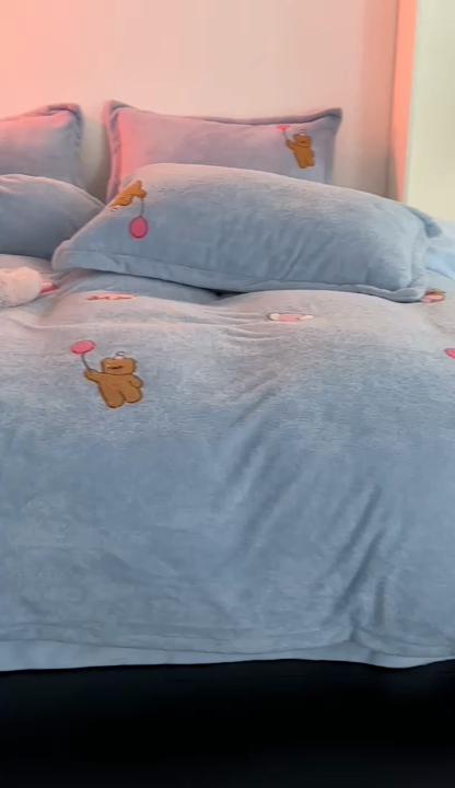 91家纺网 家纺一手货源 找家纺 萝莉家纺 2023新款冬季加厚软绵绵的泰迪绒美丽绒毛巾绣牛奶绒四件套 汽球熊水蓝