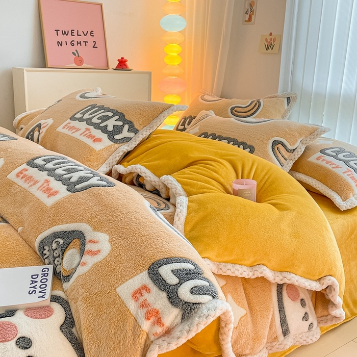 91家纺网 家纺一手货源 找家纺 川悦生活 2023新款立体雪花绒宽边四件套 宽边好味熊