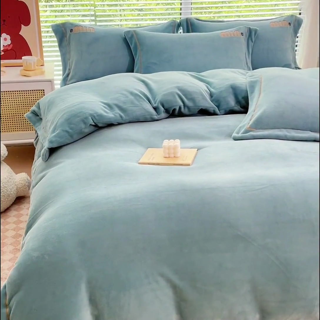 91家纺网 家纺一手货源 找家纺 梦可莱2023新款迷妮绣花牛奶绒四件套 石绿