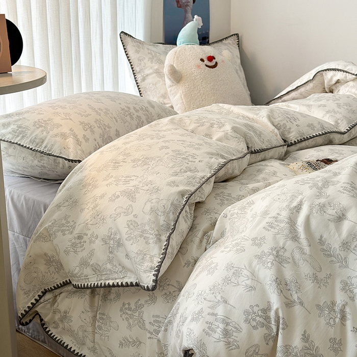 91家纺网 家纺一手货源 找家纺 2023新款全棉印花贝壳三角针四件套 素描小卡通灰