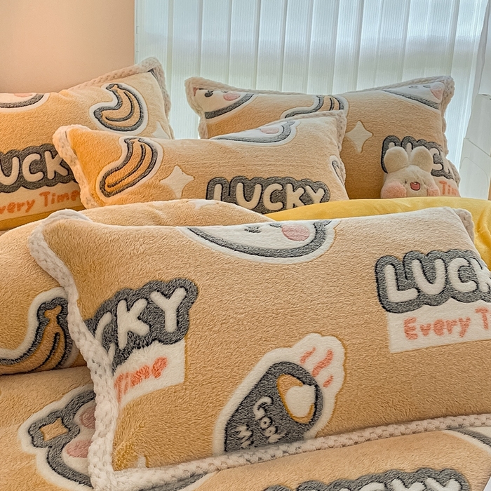 91家纺网 家纺一手货源 找家纺 川悦生活 2023新款立体雪花绒宽边四件套 宽边好味熊