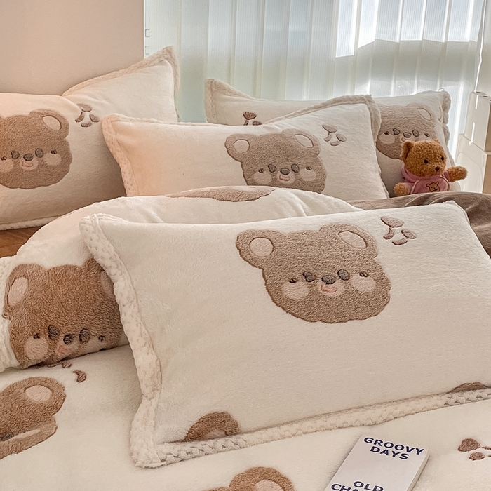 91家纺网 家纺一手货源 找家纺 川悦生活 2023新款立体雪花绒宽边四件套 宽边可爱熊仔