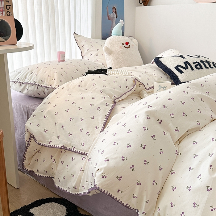 91家纺网 家纺一手货源 找家纺 2023新款全棉印花贝壳三角针四件套 紫色小小樱桃