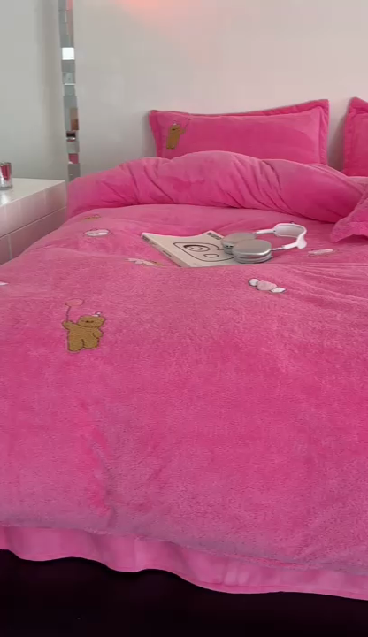 91家纺网 家纺一手货源 找家纺 萝莉家纺 2023新款冬季加厚软绵绵的泰迪绒美丽绒毛巾绣牛奶绒四件套 汽球熊玫红