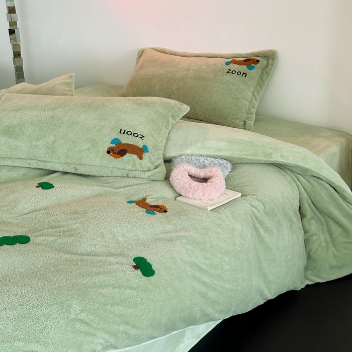 91家纺网 家纺一手货源 找家纺 萝莉家纺 2023新款冬季加厚软绵绵的泰迪绒美丽绒毛巾绣牛奶绒四件套 快乐狗