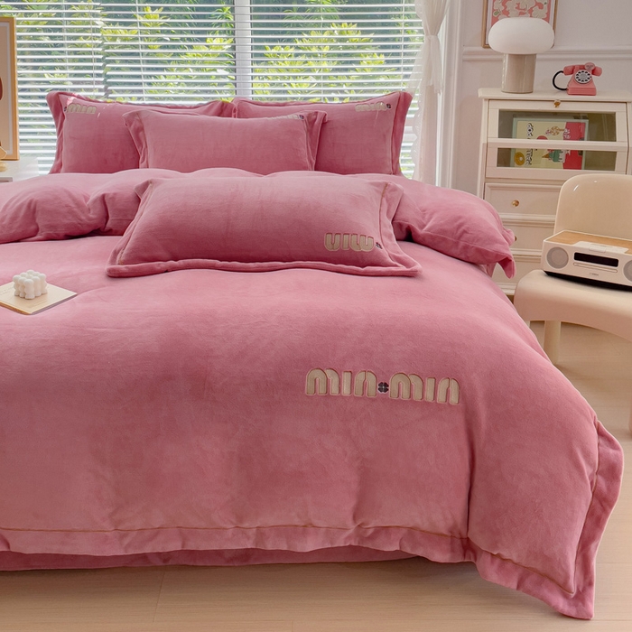 91家纺网 家纺一手货源 找家纺 梦可莱2023新款迷妮绣花牛奶绒四件套 豆沙