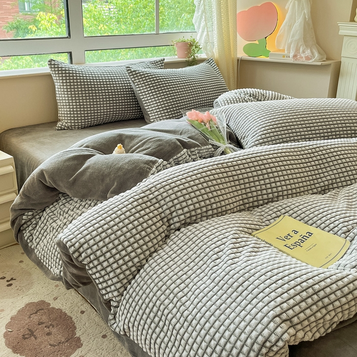 91家纺网 家纺一手货源 找家纺 慕澄家纺 2024简约款剪花牛奶绒四件套 简约-灰