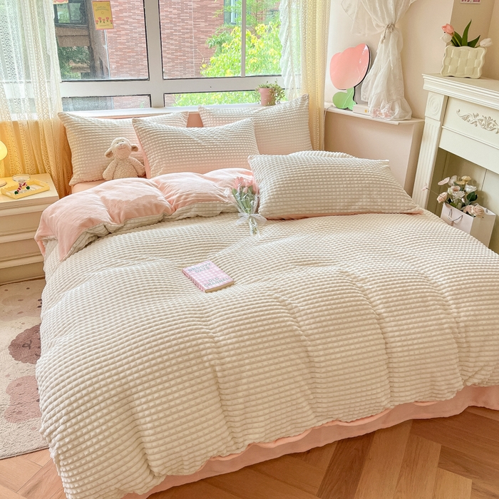 91家纺网 家纺一手货源 找家纺 慕澄家纺 2024简约款剪花牛奶绒四件套 简约-糯米粉