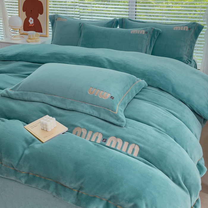 91家纺网 家纺一手货源 找家纺 梦可莱2023新款迷妮绣花牛奶绒四件套 石绿