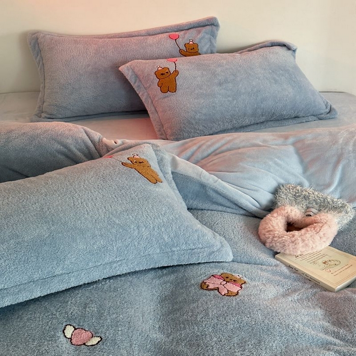 91家纺网 家纺一手货源 找家纺 萝莉家纺 2023新款冬季加厚软绵绵的泰迪绒美丽绒毛巾绣牛奶绒四件套 汽球熊水蓝