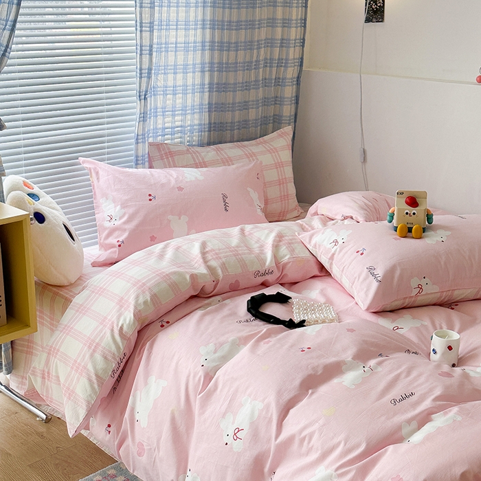 91家纺网 家纺一手货源 找家纺 昔可家纺 2023新款全棉卡通动物印花四件套 丝带小兔粉