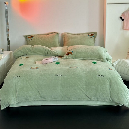 91家纺网 家纺一手货源 找家纺 萝莉家纺 2023新款冬季加厚软绵绵的泰迪绒美丽绒毛巾绣牛奶绒四件套 快乐狗