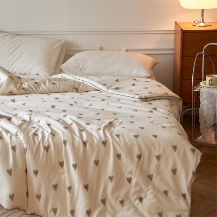 91家纺网 家纺一手货源 找家纺 汇庭 2023新款雅棉春秋被-棚拍 摩卡爱心