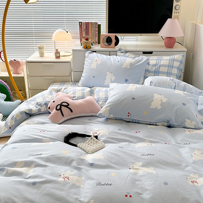 91家纺网 家纺一手货源 找家纺 昔可家纺 2023新款全棉卡通动物印花四件套 丝带小兔蓝