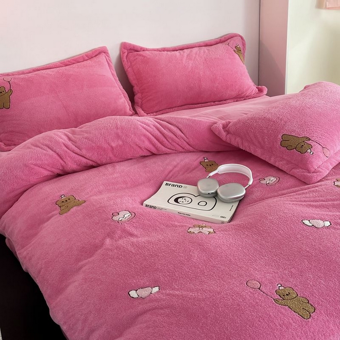 91家纺网 家纺一手货源 找家纺 萝莉家纺 2023新款冬季加厚软绵绵的泰迪绒美丽绒毛巾绣牛奶绒四件套 汽球熊玫红