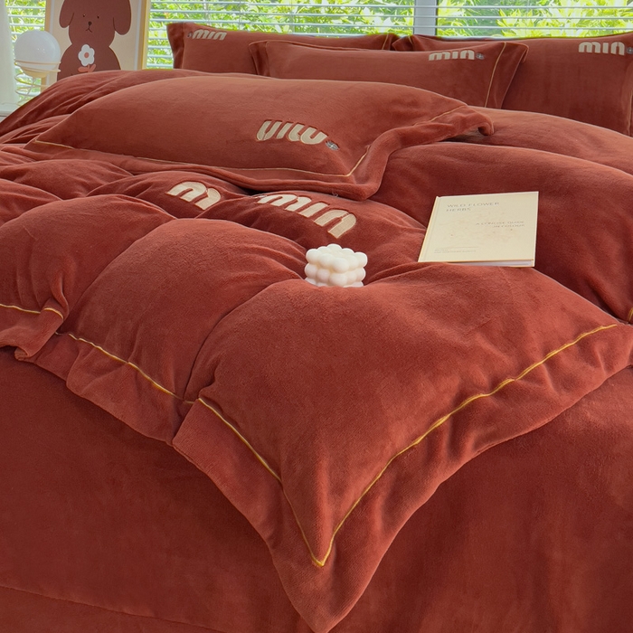 91家纺网 家纺一手货源 找家纺 梦可莱2023新款迷妮绣花牛奶绒四件套 铁锈红