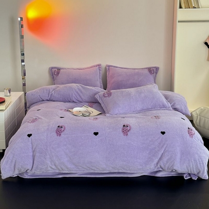 91家纺网 家纺一手货源 找家纺 萝莉家纺 2023新款冬季加厚软绵绵的泰迪绒美丽绒毛巾绣牛奶绒四件套 小紫猫