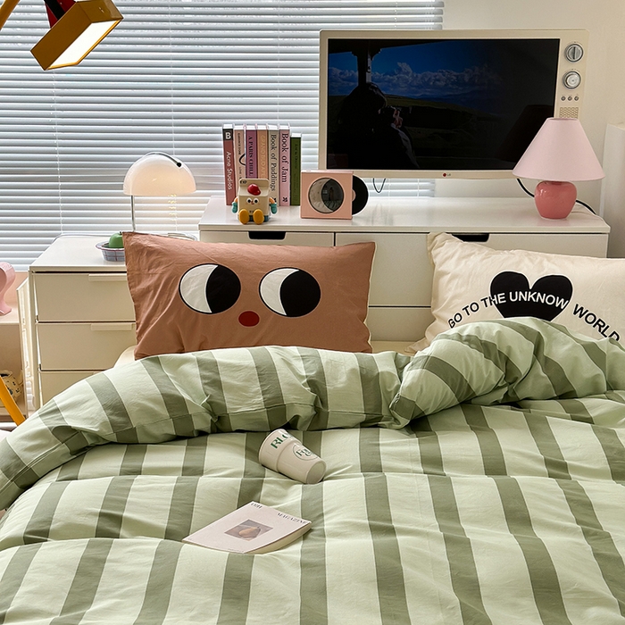 91家纺网 家纺一手货源 找家纺 昔可家纺 2023新款全棉大版数码枕套四件套 绿条字母