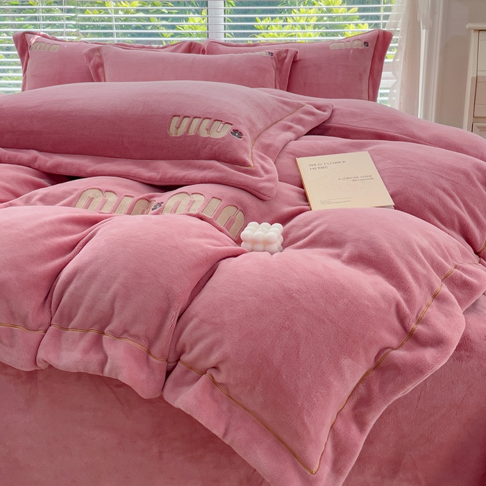 91家纺网 家纺一手货源 找家纺 梦可莱2023新款迷妮绣花牛奶绒四件套 豆沙